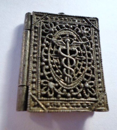 VINTAGE FILIGREE LOCKET: VINTAGE FILIGREE LOCKET