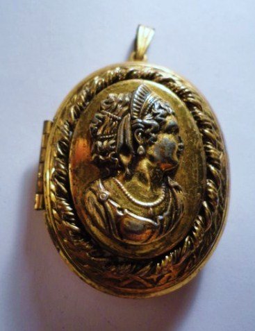 VINTAGE LOCKET: VINTAGE LOCKET