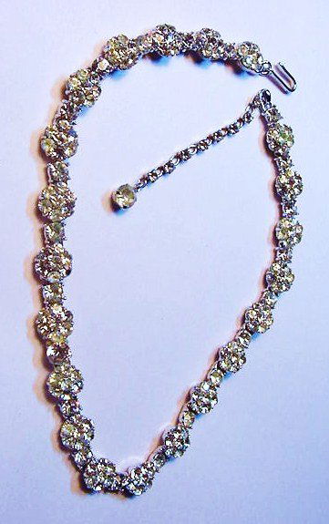 VINTAGE DESIGNER TRIFARI RHINESTONE NECKLACE: VINTAGE DESIGNER TRIFARI RHINESTONE NECKLACE