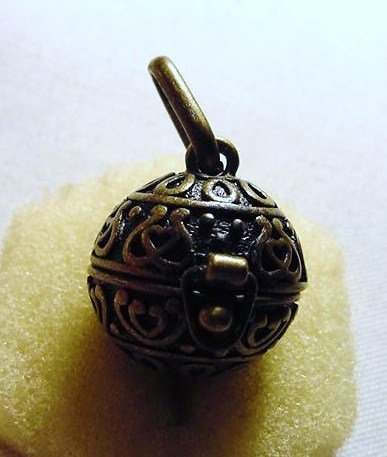UNUSUAL SILVER PENDANT: UNUSUAL SILVER PENDANT