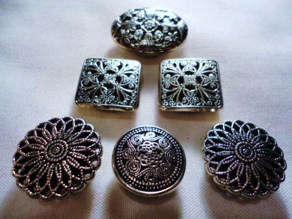 [6] VINTAGE BUTTON COVERS: [6] VINTAGE BUTTON COVERS