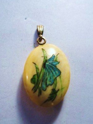 SCRIMSHAW IVORY PENDANT: SCRIMSHAW IVORY PENDANT