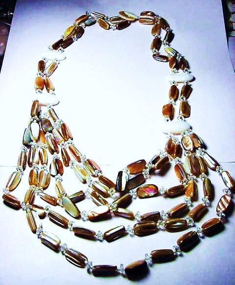 VINTAGE MOTHER OF PEARL NECKLACE: VINTAGE MOTHER OF PEARL NECKLACE