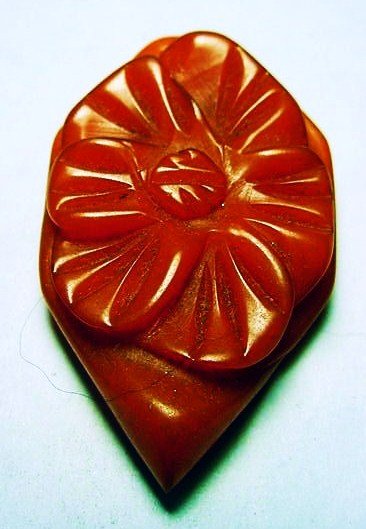 VINTAGE CARVED BAKELITE CLIP: VINTAGE CARVED BAKELITE CLIP