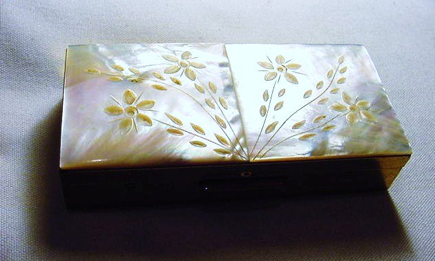 ENGRAVED MOTHER OF PEARL COVERED BOX: ENGRAVED MOTHER OF PEARL COVERED BOX