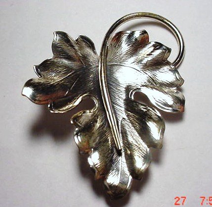VINTAGE DANECRAFT STERLING LEAF PIN: VINTAGE DANECRAFT STERLING LEAF PIN