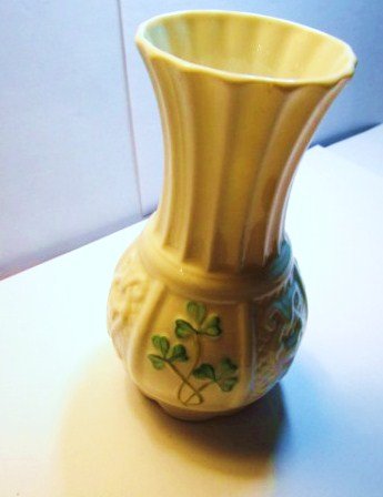 VINTAGE BELLEEK PORCELAIN VASE: VINTAGE BELLEEK PORCELAIN VASE