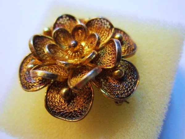 VINTAGE GILT SILVER FILIGREE PIN: VINTAGE GILT SILVER FILIGREE PIN