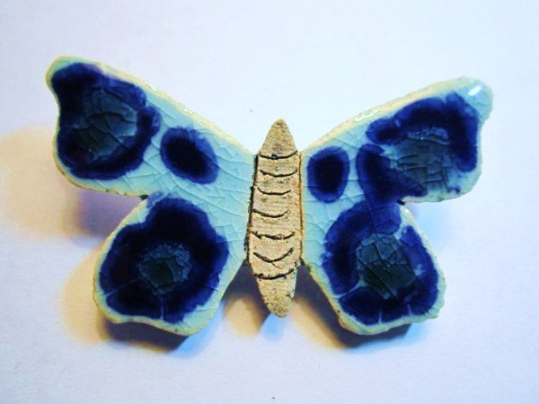 VINTAGE PORCELAIN BUTTERFLY PIN: VINTAGE PORCELAIN BUTTERFLY PIN