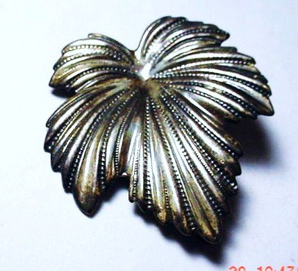 VINTAGE JEWELART STERLING LEAF PIN: VINTAGE JEWELART STERLING LEAF PIN