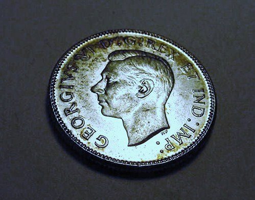 1945 CANADA 25 CENTS SILVER COIN: 1945 CANADA 25 CENTS SILVER COIN