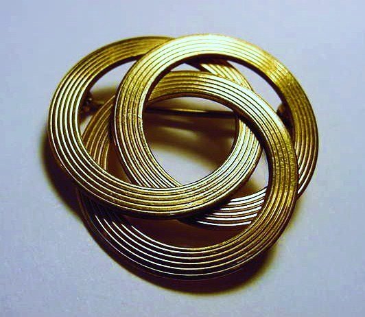 VINTAGE SIGNED GOLD FILLED PIN: VINTAGE SIGNED GOLD FILLED PIN
