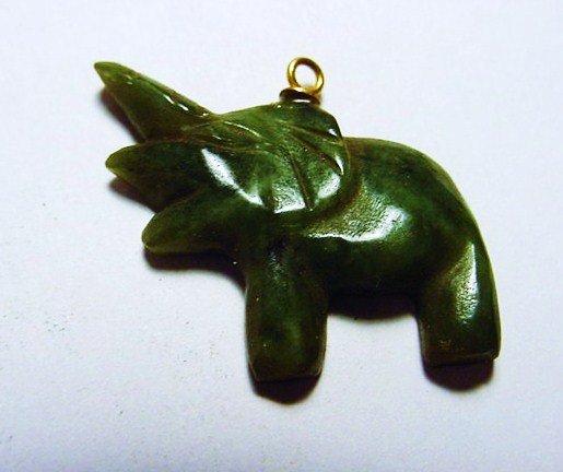 CARVED JADE ELEPHANT PENDANT: CARVED JADE ELEPHANT PENDANT