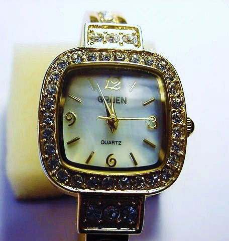 GRUEN LADIES WATCH NEEDS BATTERY: GRUEN LADIES WATCH NEEDS BATTERY