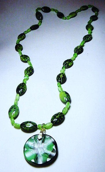 VINTAGE ART GLASS NECKLACE: VINTAGE ART GLASS NECKLACE