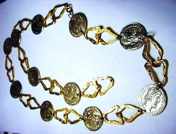 VINTAGE ROMAN MEDAL NECKLACE: VINTAGE ROMAN MEDAL NECKLACE