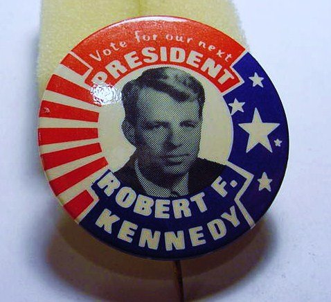 BOBBY KENNEDY CAMPAIGN BUTTON: BOBBY KENNEDY CAMPAIGN BUTTON