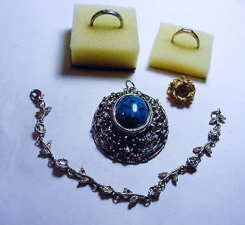 JEWELRY LOT: JEWELRY LOT