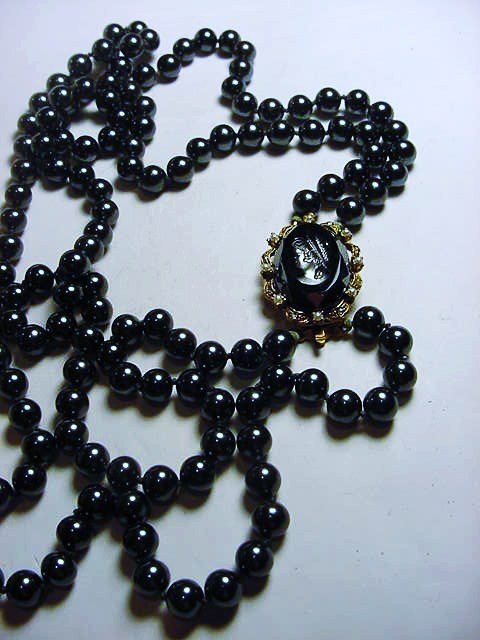 VINTAGE NECKLACE CAMEO CATCH: VINTAGE NECKLACE CAMEO CATCH