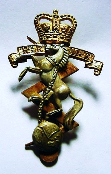 VINTAGE BRITISH HAT BADGE: VINTAGE BRITISH HAT BADGE