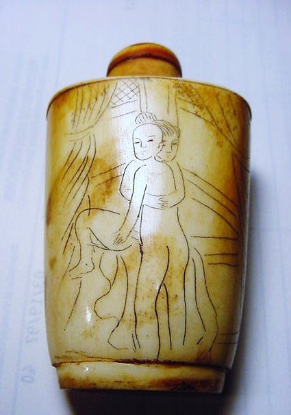 CARVED ASIAN PORNOGRAPHIC SNUFF BOTTLE: CARVED ASIAN PORNOGRAPHIC SNUFF BOTTLE