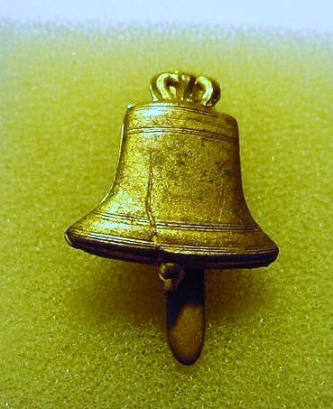 VINTAGE LIBERTY BELL PIN: VINTAGE LIBERTY BELL PIN