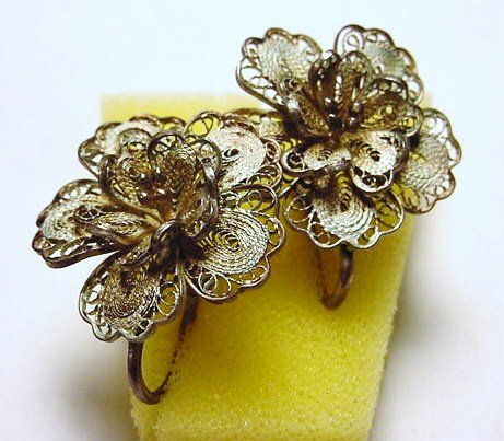 VINTAGE FILIGREE FLORAL EARRINGS: VINTAGE FILIGREE FLORAL EARRINGS