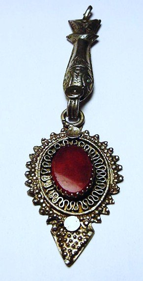 MIDDLE EASTERN CARNELIAN PENDANT: MIDDLE EASTERN CARNELIAN PENDANT