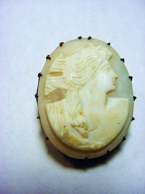 ANTIQUE CARVED CAMEO PIN: ANTIQUE CARVED CAMEO PIN