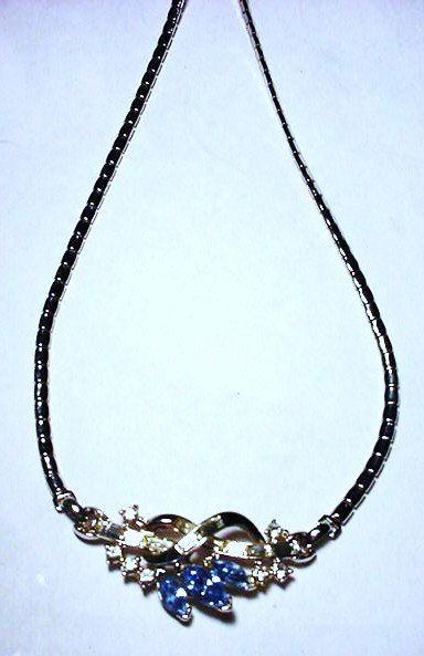 VINTAGE TRIFARI RHINESTONE NECKLACE: VINTAGE TRIFARI RHINESTONE NECKLACE
