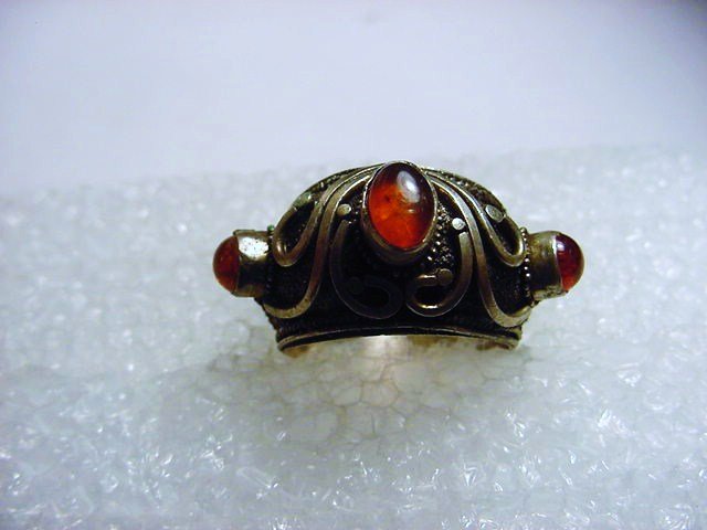 UNUSUAL SILVER GARNET RING SIZE 6.5: UNUSUAL SILVER GARNET RING SIZE 6.5