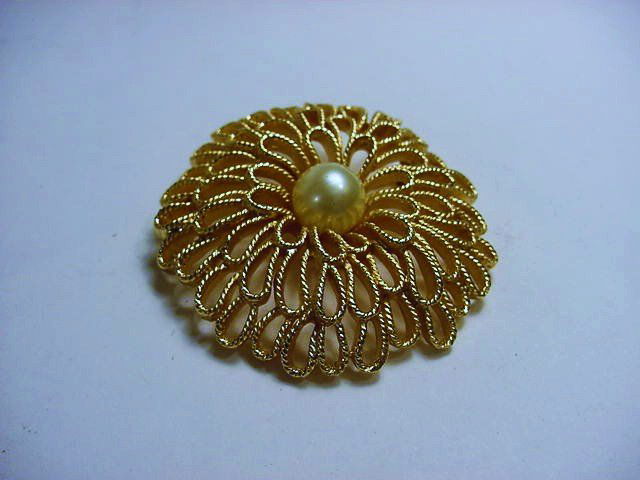 VINTAGE TRIFARI PIN: VINTAGE TRIFARI PIN