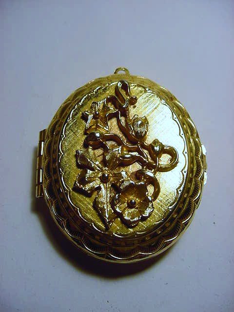 VINTAGE LOCKET: VINTAGE LOCKET