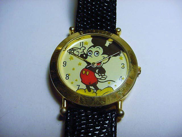 VINTAGE MICKEY MOUSE WATCH NEEDS BATTERY: VINTAGE MICKEY MOUSE WATCH NEEDS BATTERY
