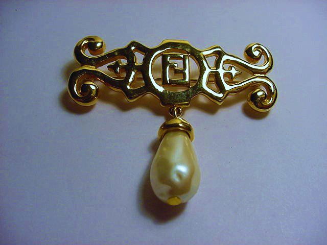 FENDI FAUX PEARL PIN: FENDI FAUX PEARL PIN