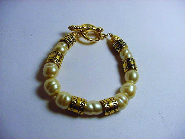 FENDI FAUX PEARL BRACELET: FENDI FAUX PEARL BRACELET