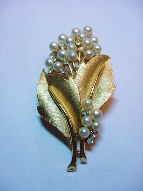 VINTAGE TRIFARI FLORAL PIN: VINTAGE TRIFARI FLORAL PIN
