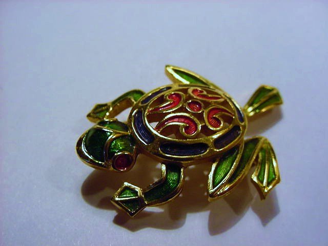 VINTAGE TRIFARI ENAMEL TURTLE PIN: VINTAGE TRIFARI ENAMEL TURTLE PIN