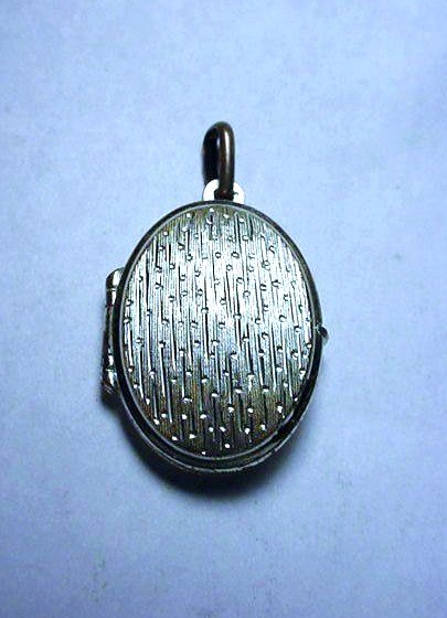 VINTAGE STERLING LOCKET: VINTAGE STERLING LOCKET