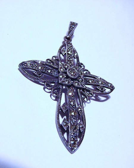 VINTAGE STERLING MARCASITE CROSS: VINTAGE STERLING MARCASITE CROSS