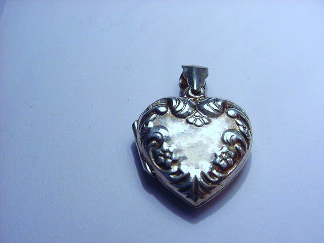 VINTAGE STERLING HEART LOCKET: VINTAGE STERLING HEART LOCKET