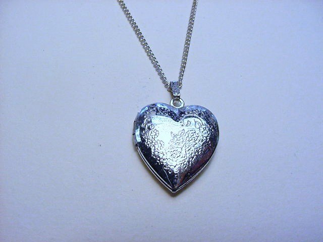 VINTAGE LOCKET NECKLACE: VINTAGE LOCKET NECKLACE