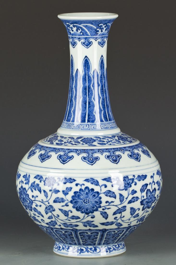 A Chinese blue and white porcelain vase (1 of 5)