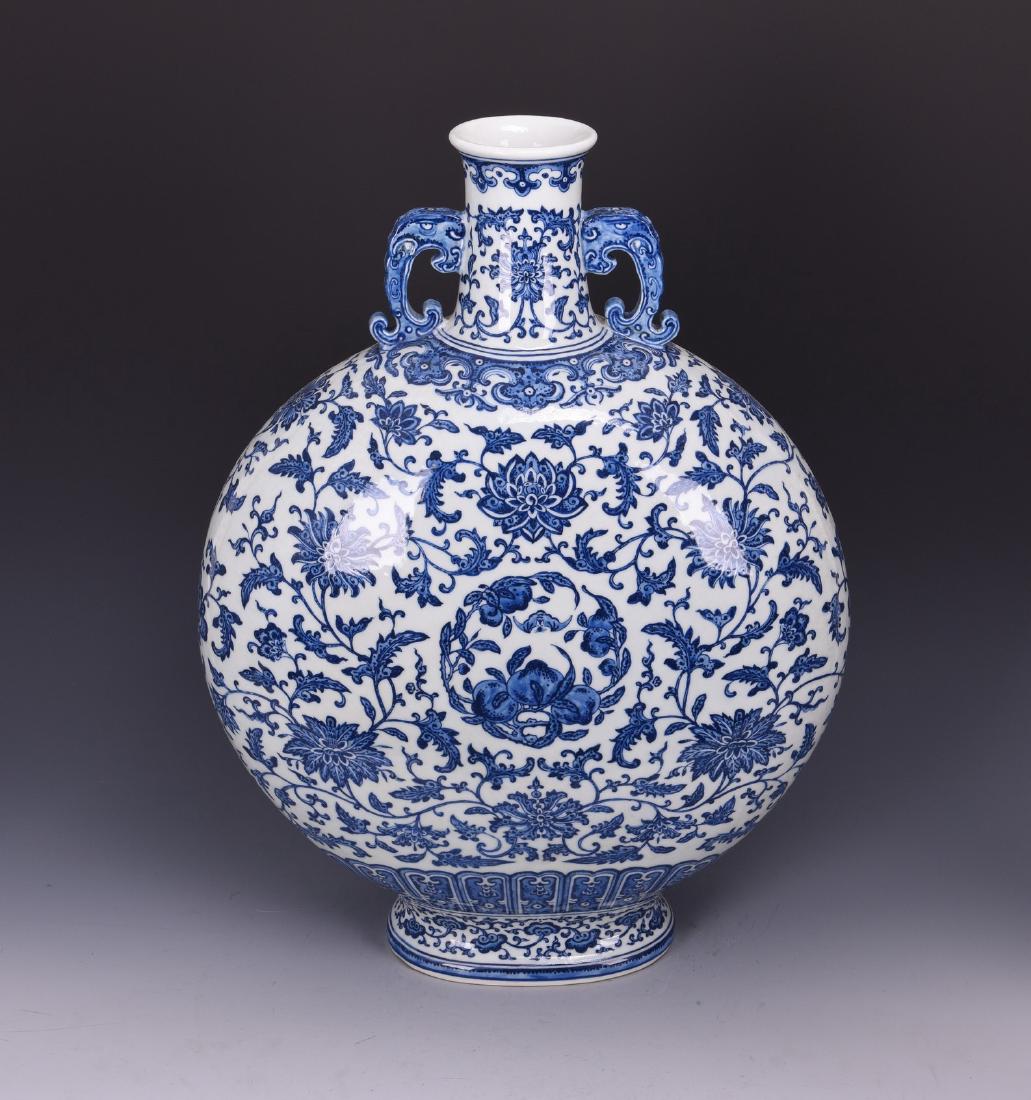 A BLUE AND WHITE MOONFLASKA PORCELAIN VASE (1 of 10)