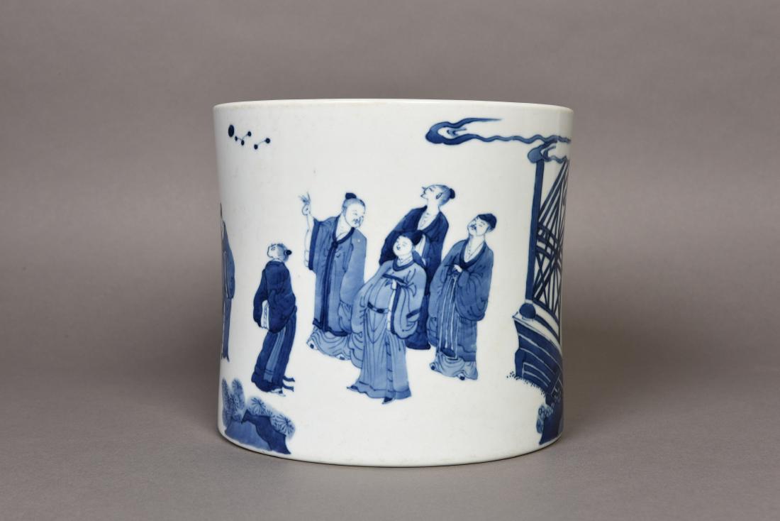 A BLUE AND WHITE PORCELAIN BRUSH POT (1 of 6)