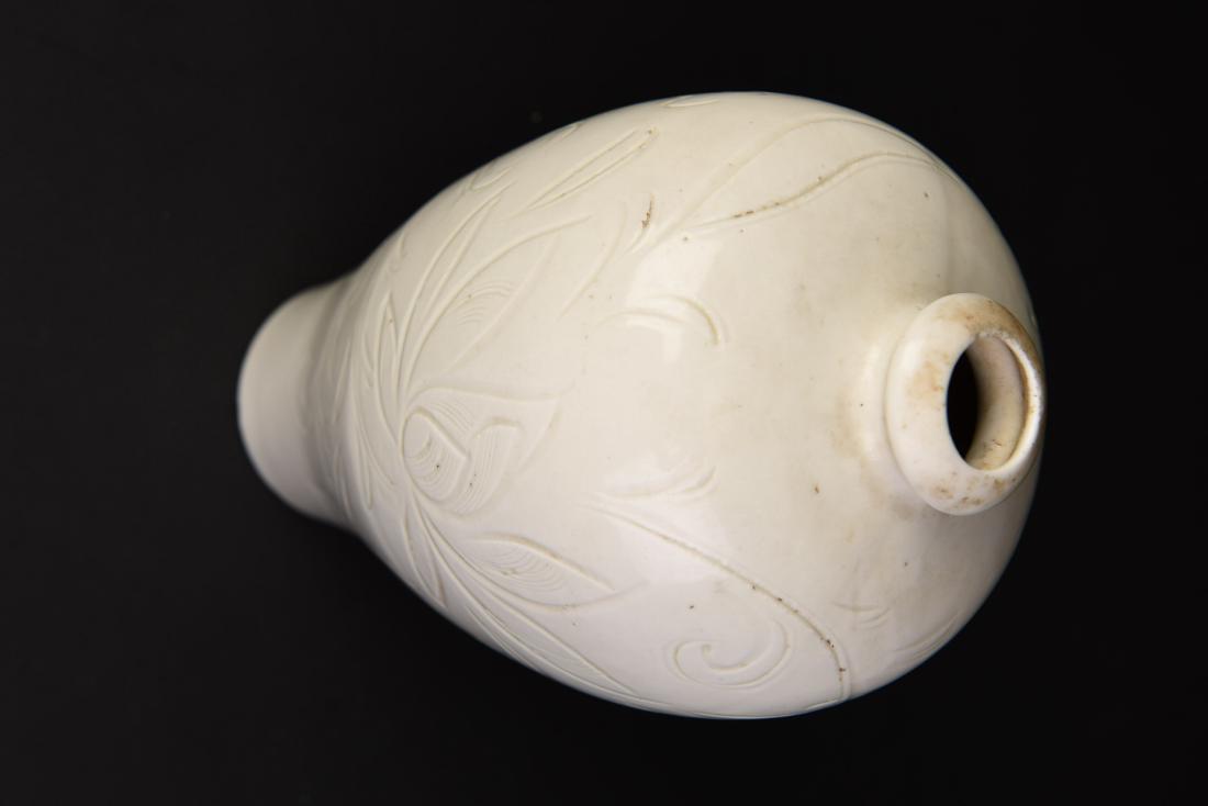 A WHITE PORCELAIN VASE (1 of 4)