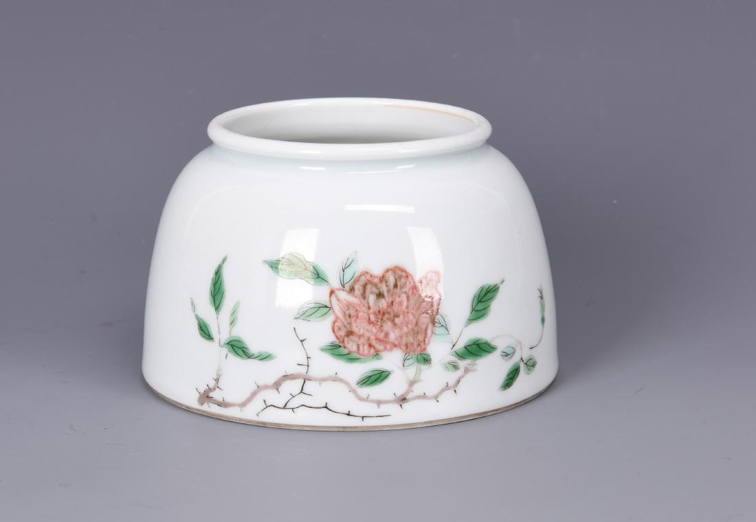 A WUCAI PORCELAIN FLORAL BRUSH POT (1 of 8)