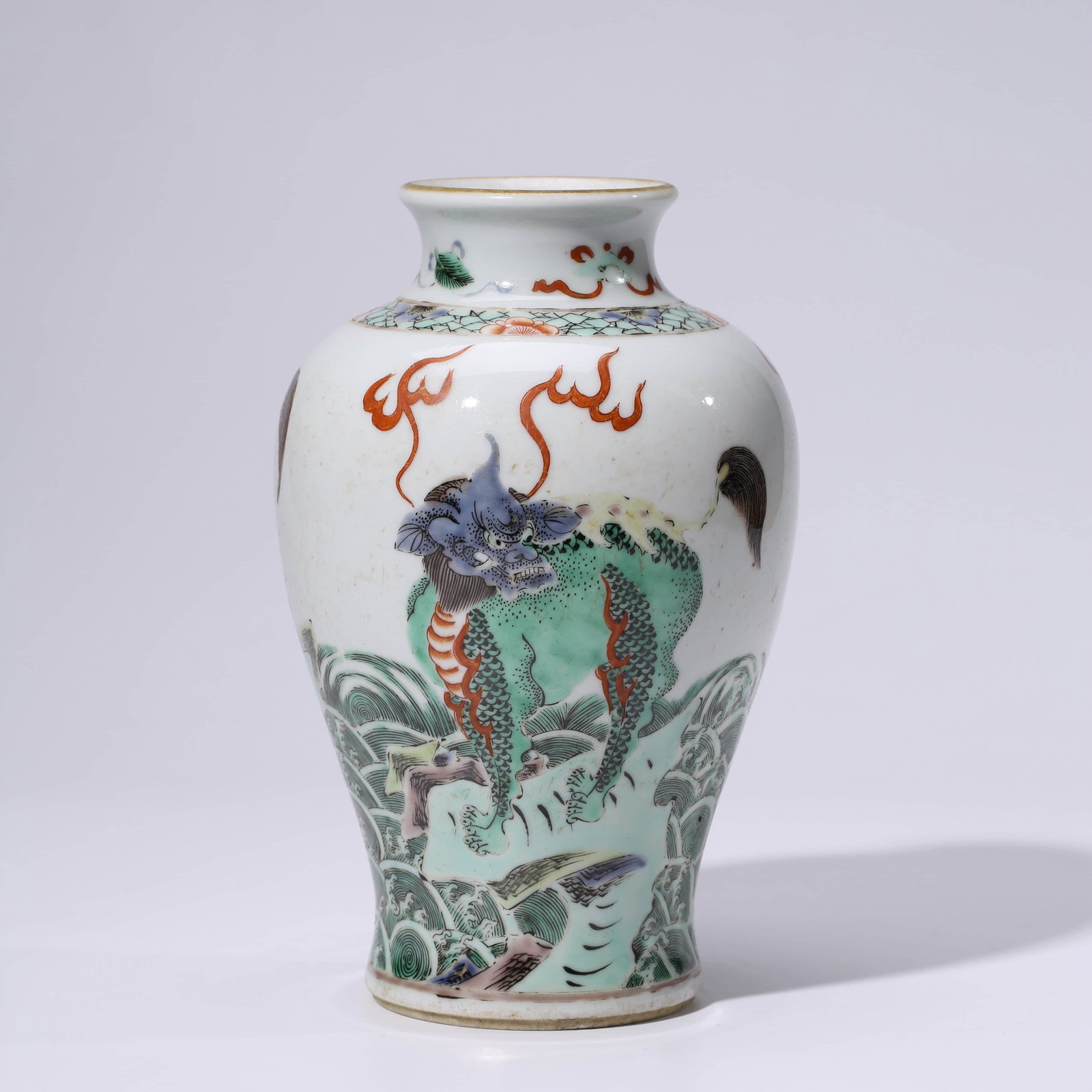 A CHINESE WUCAI PORCELAIN QI LIN VASE: The vase has a globular body with a broad shoulder and flared rim. It is painted with three Qi Lin on the body.Diam.12.8cm, Height:20.1cm,