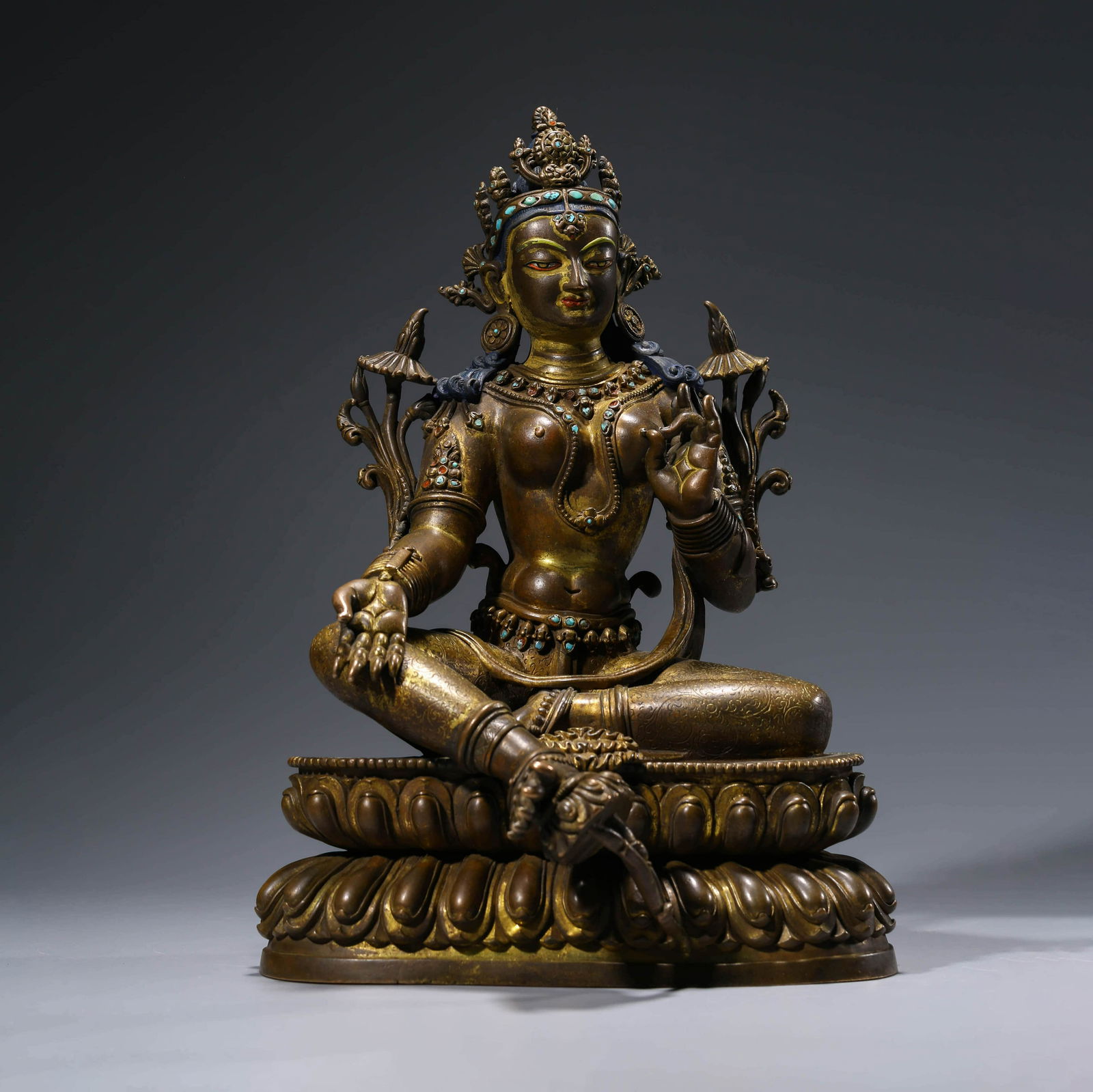 A CHINESE BRONZE GREEN TARA STATUE (1 of 10)