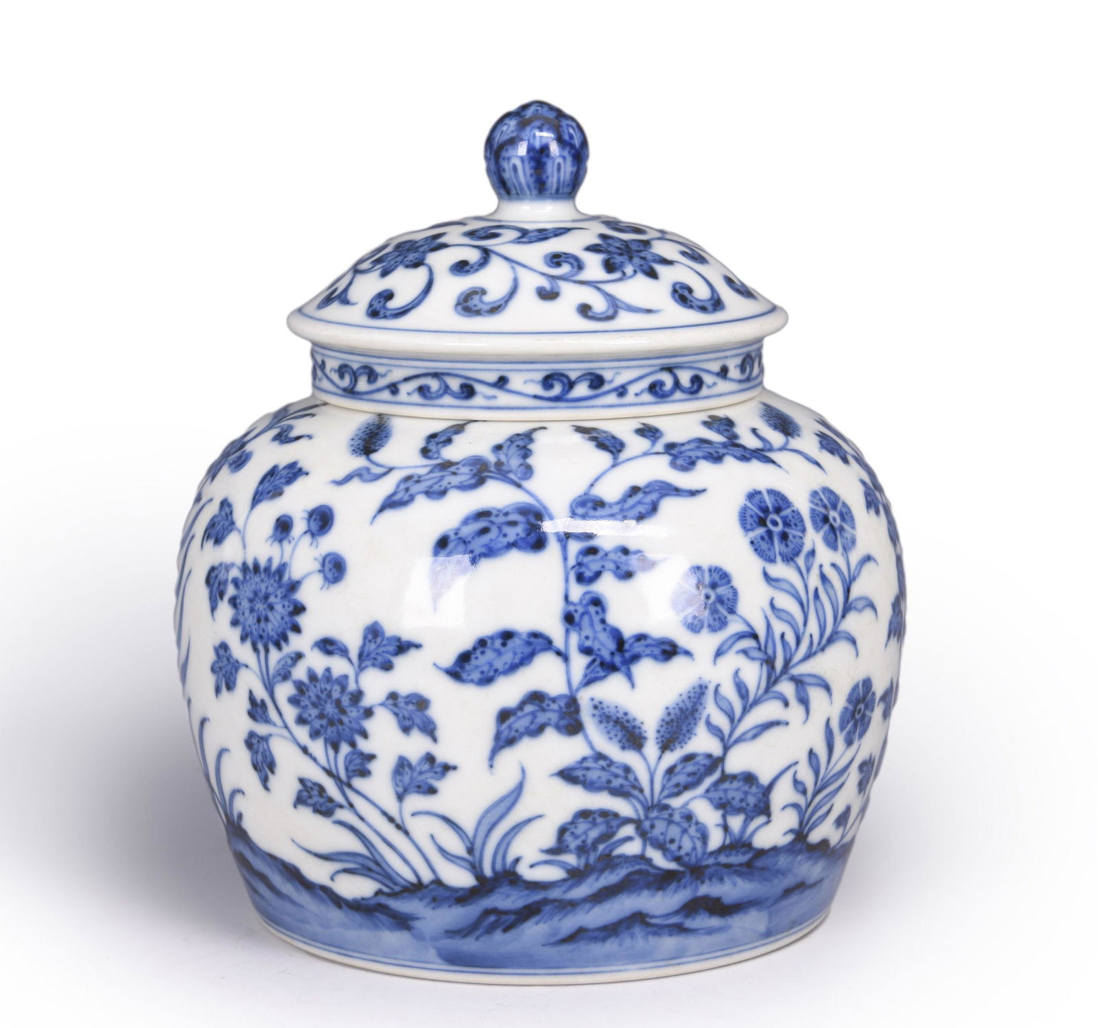 A blue and white interlocking lotus porcelain jar (1 of 14)